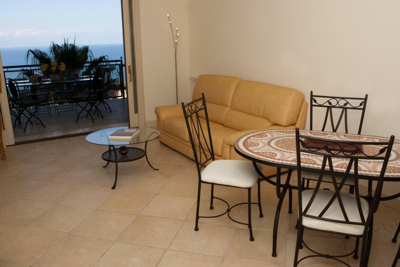 Taormina Seaview Apartment - Taormina Holidays المظهر الخارجي الصورة